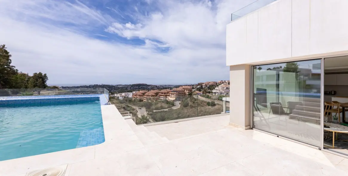 Venta de apartamento en planta media en Nueva Andalucía 2