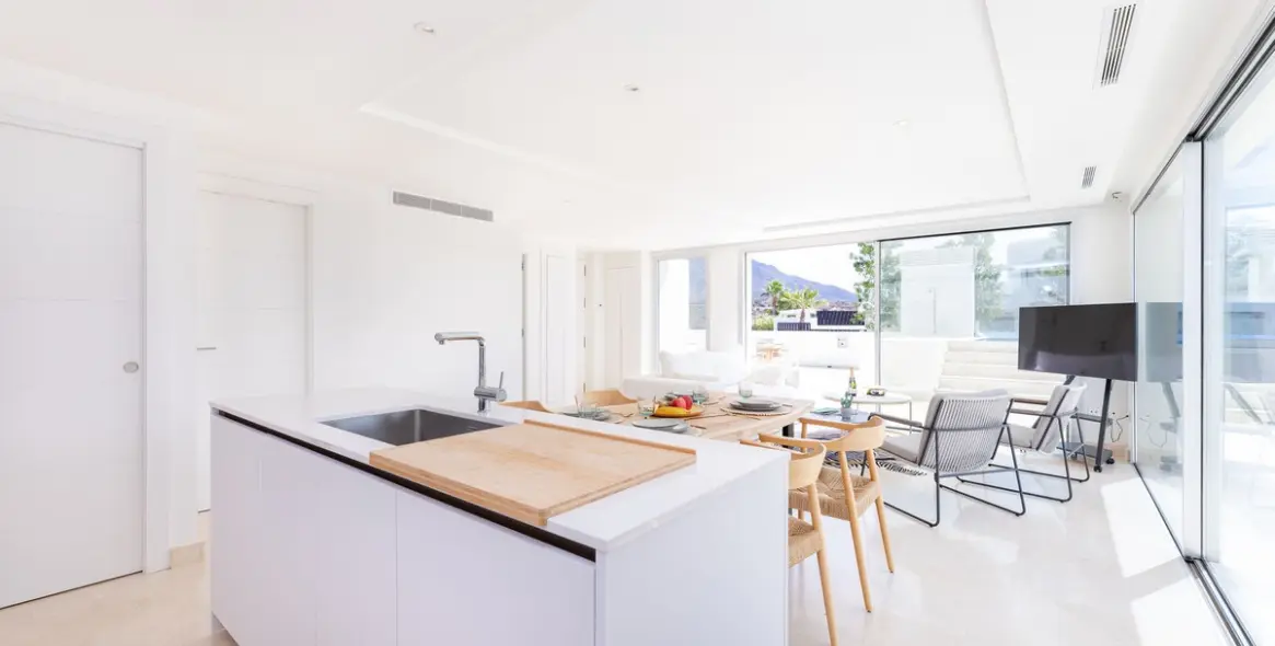 Venta de apartamento en planta media en Nueva Andalucía 3