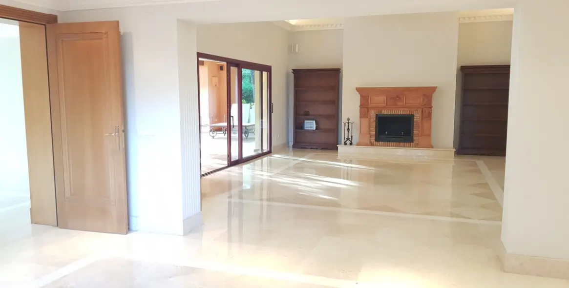 Sale of detached villa in Sierra Blanca 8