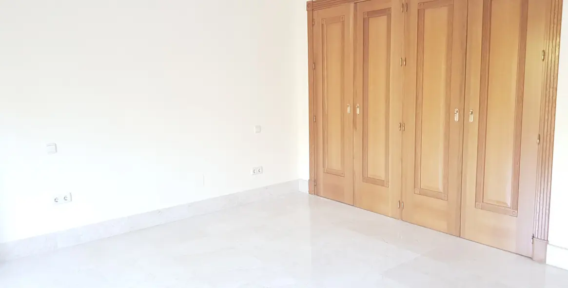 Продажа  отдельно стоящей виллы в Sierra Blanca 21