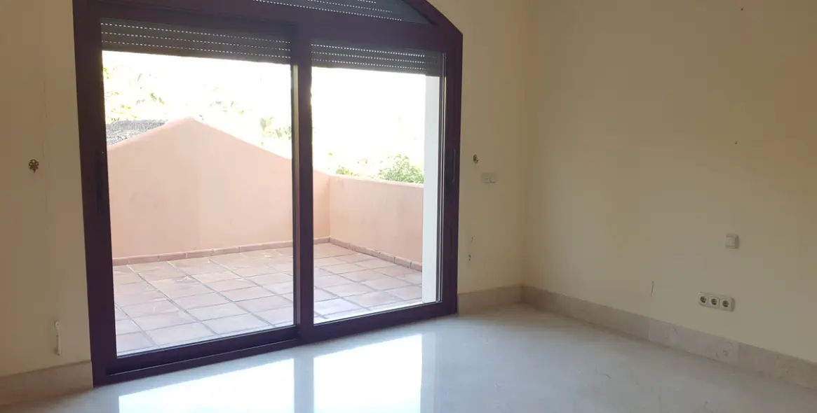 Продажа  отдельно стоящей виллы в Sierra Blanca 22