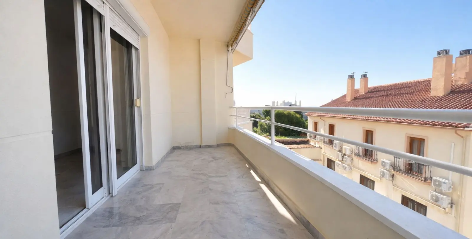 Sale of middle floor apartment in Torremolinos 2
