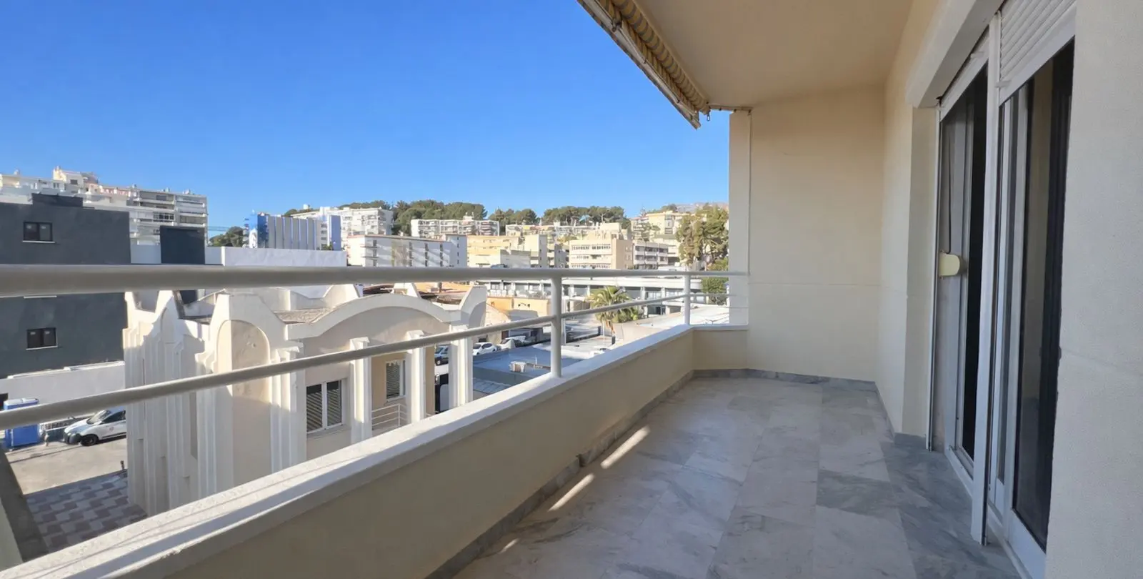 Sale of middle floor apartment in Torremolinos 3