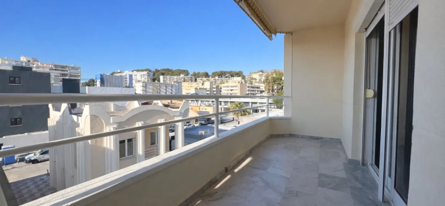 Venta de apartamento en planta media en Torremolinos 2