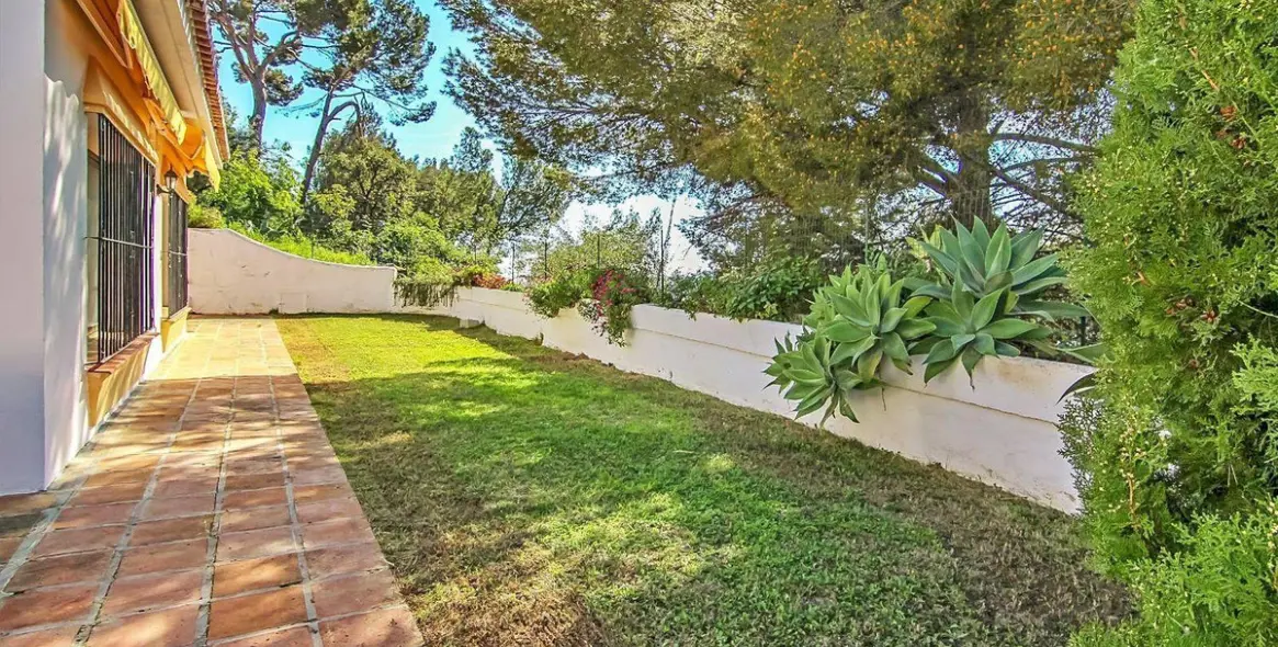 Sale of ground floor apartment in Istán 15