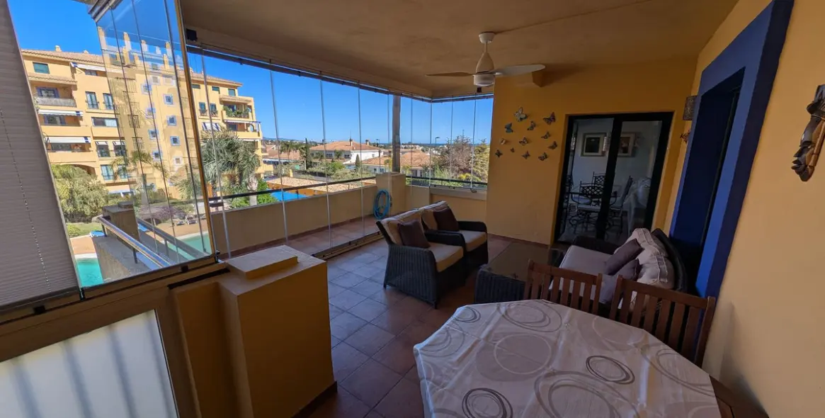 Sale of middle floor apartment in San Pedro de Alcántara 2