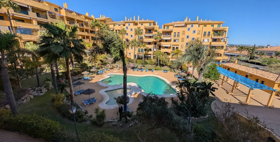 Sale of middle floor apartment in San Pedro de Alcántara 21