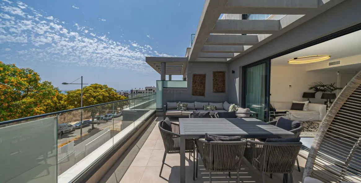 Sale of middle floor apartment in Estepona 1