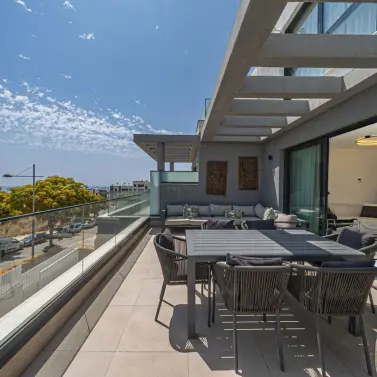 Sale of middle floor apartment in Estepona