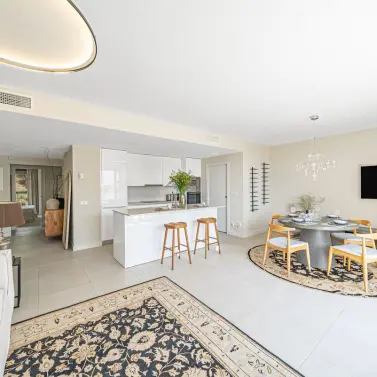 Sale of middle floor apartment in Estepona