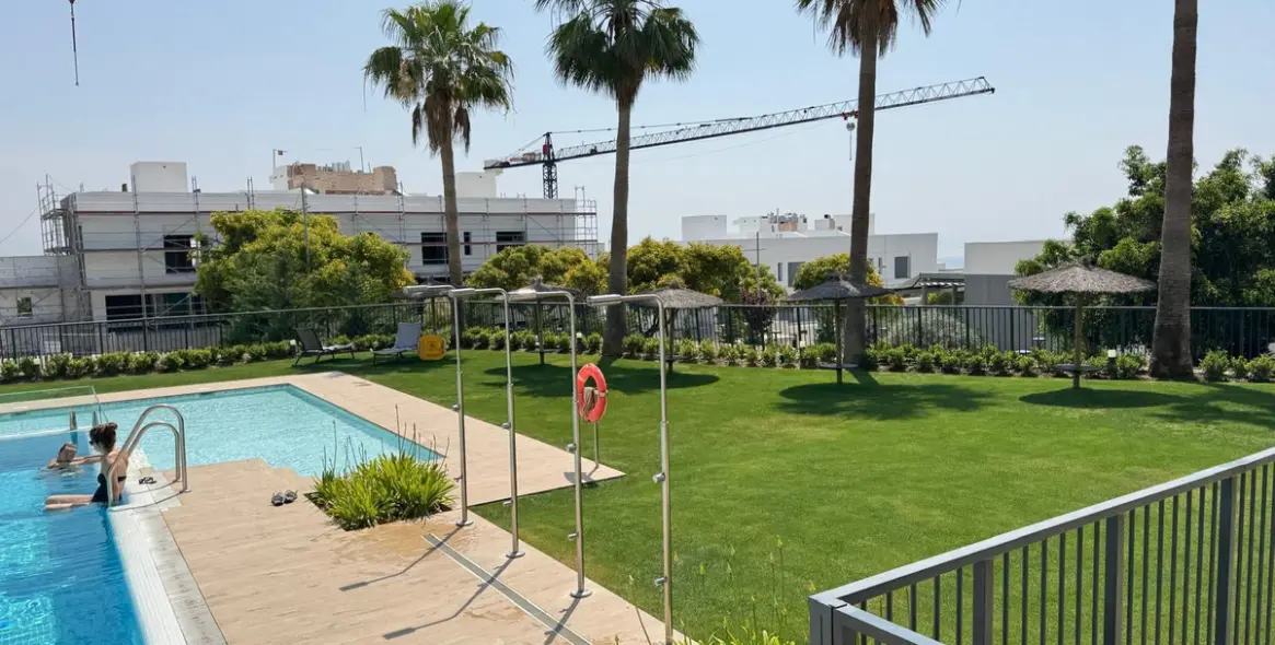 Sale of middle floor apartment in Estepona 10
