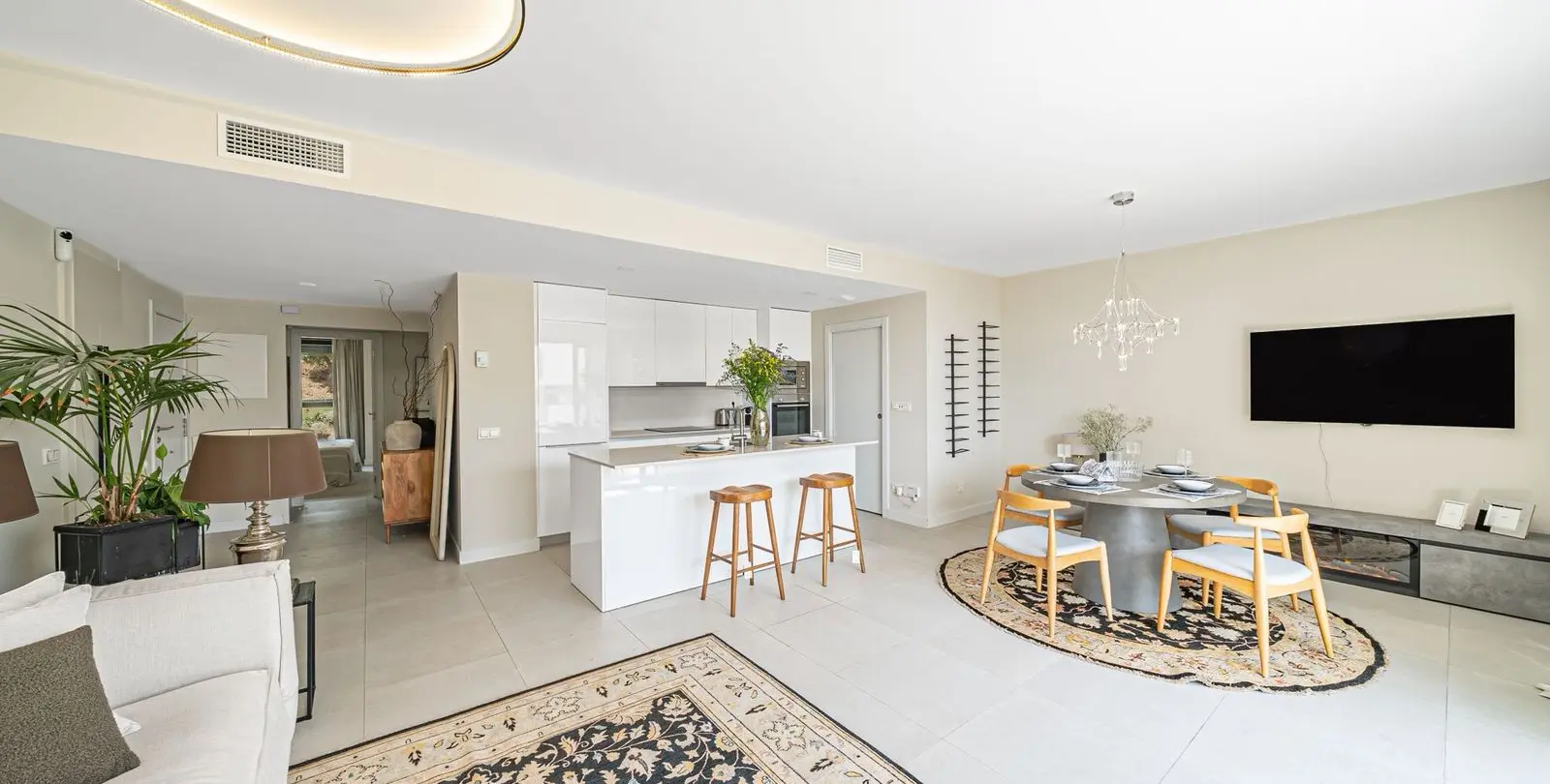 Sale of middle floor apartment in Estepona 2