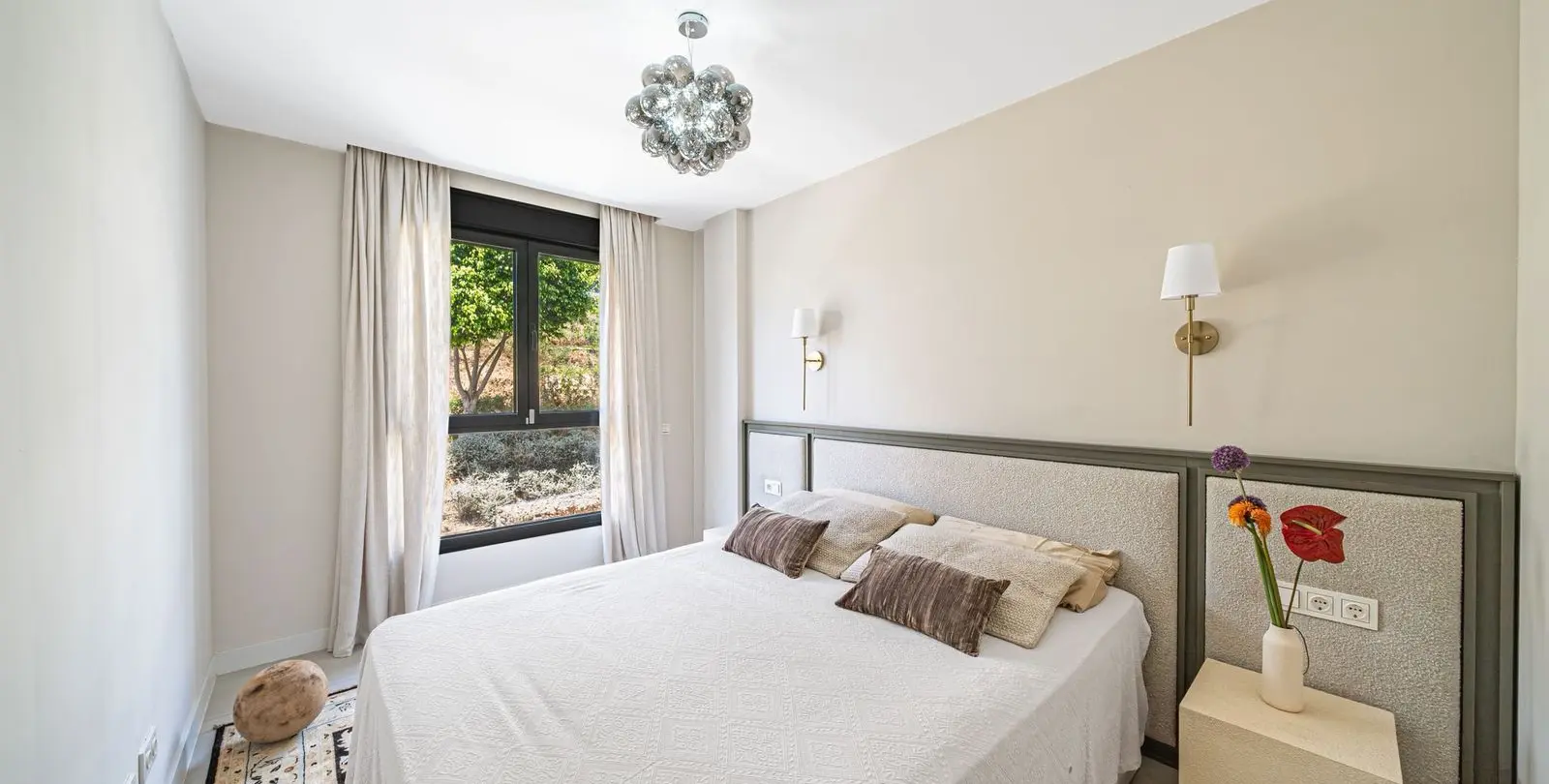 Sale of middle floor apartment in Estepona 3