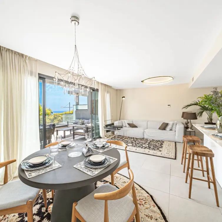Sale of middle floor apartment in Estepona