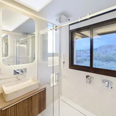 Sale of middle floor apartment in Estepona