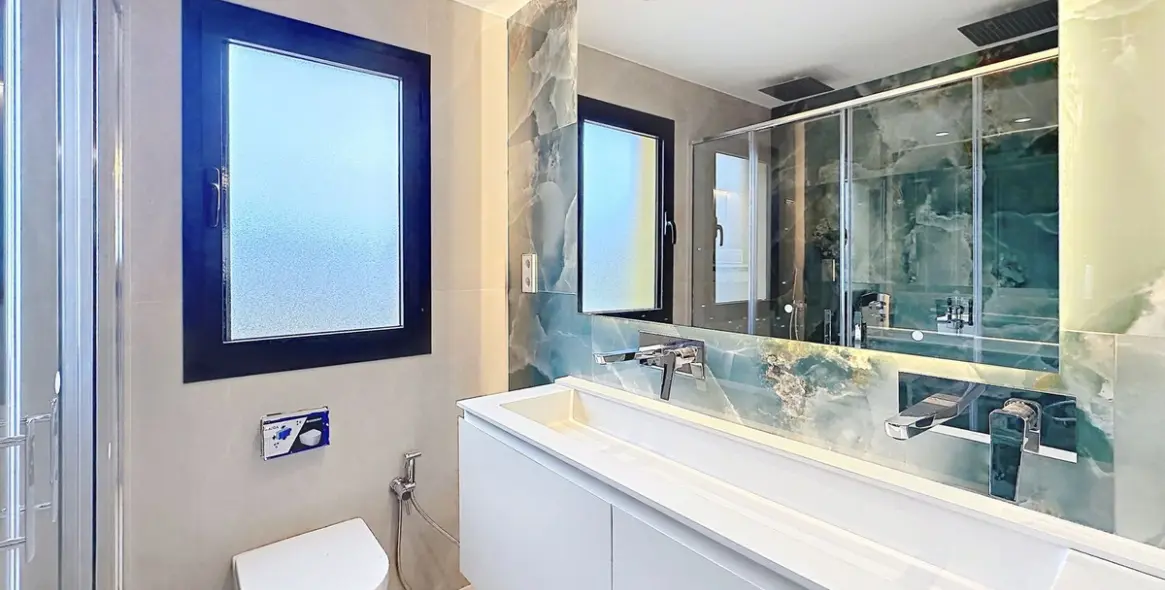 Sale of middle floor apartment in Estepona 32