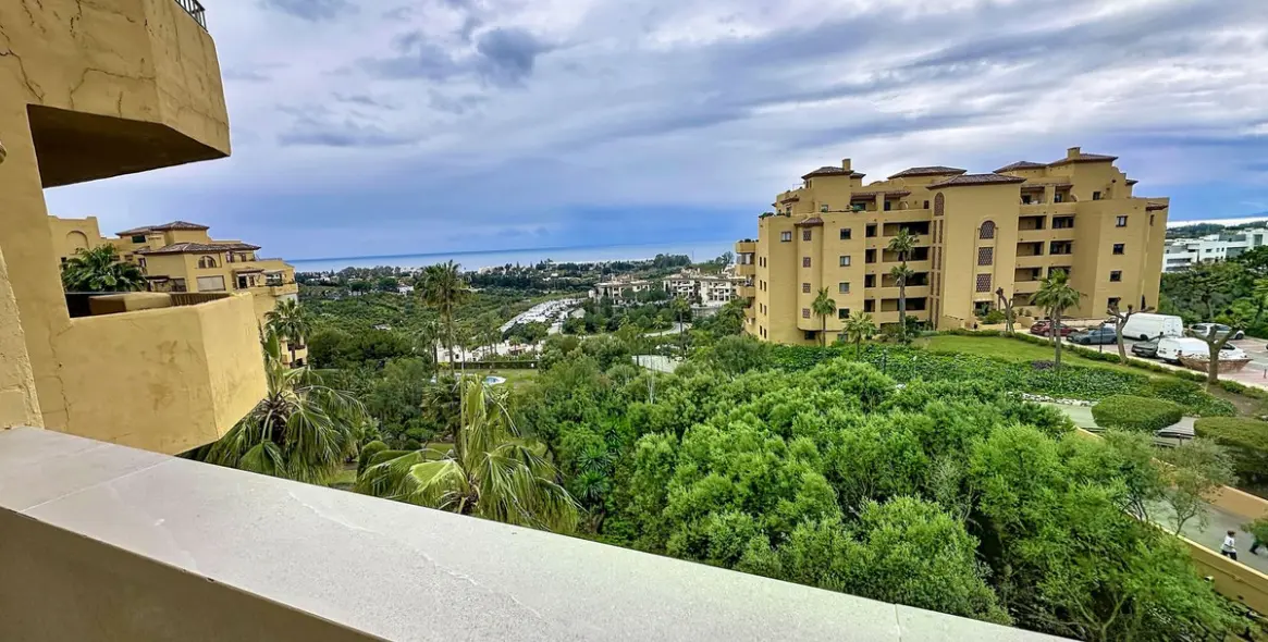 Sale of middle floor apartment in Estepona 38