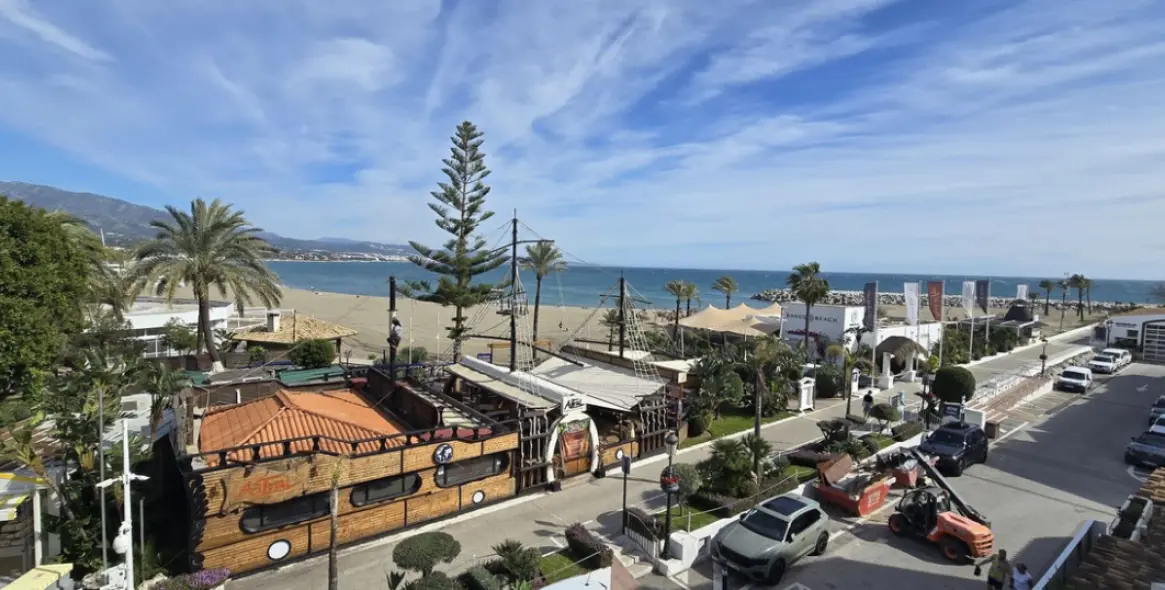 Sale of middle floor apartment in Puerto Banús 1