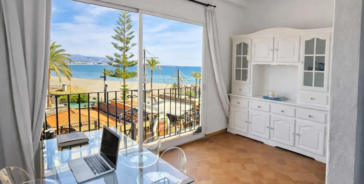 Sale of middle floor apartment in Puerto Banús 2