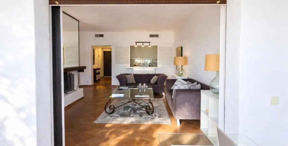 Sale of middle floor apartment in Puerto Banús 5