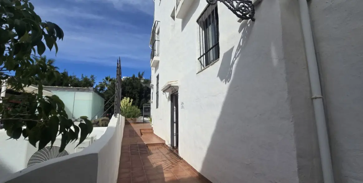 Sale of middle floor apartment in Puerto Banús 8