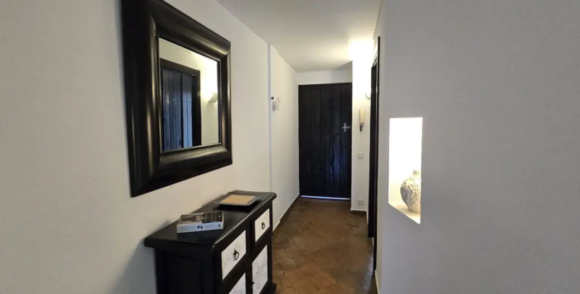 Sale of middle floor apartment in Puerto Banús 9