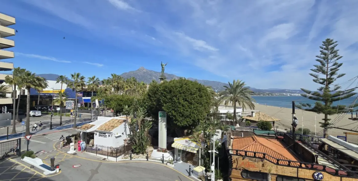 Sale of middle floor apartment in Puerto Banús 10