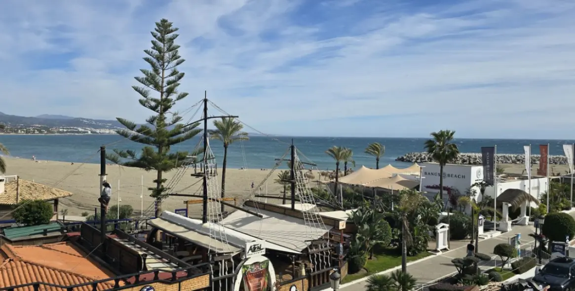 Sale of middle floor apartment in Puerto Banús 11