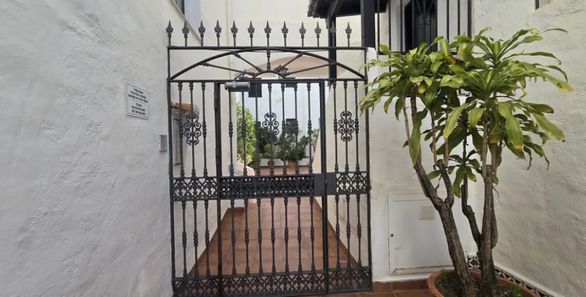 Sale of middle floor apartment in Puerto Banús 12