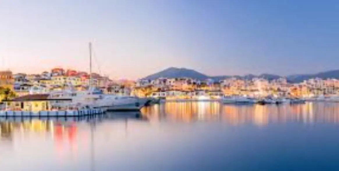 Sale of middle floor apartment in Puerto Banús 14