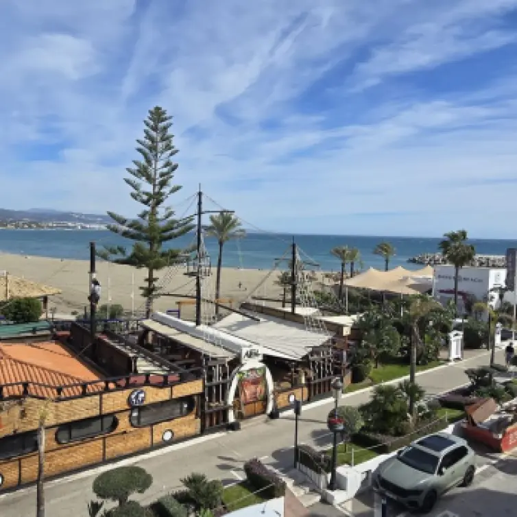 Sale of middle floor apartment in Puerto Banús