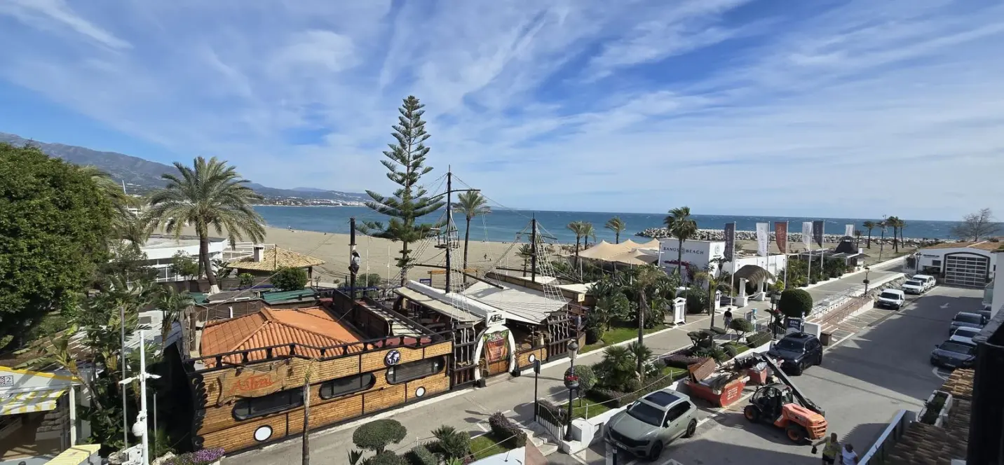 Sale of middle floor apartment in Puerto Banús 1