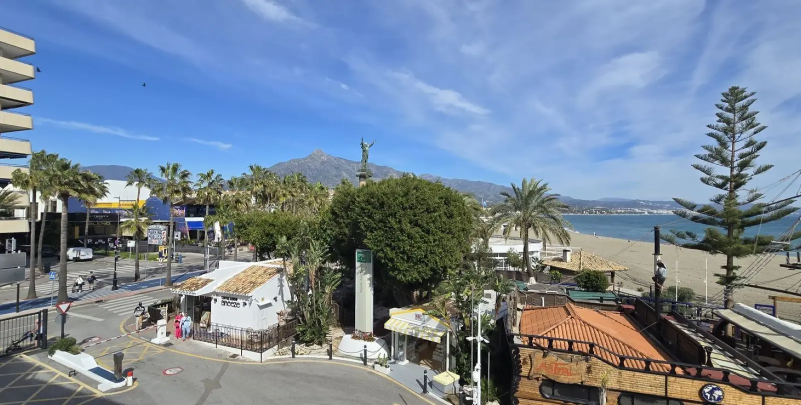 Sale of middle floor apartment in Puerto Banús 10