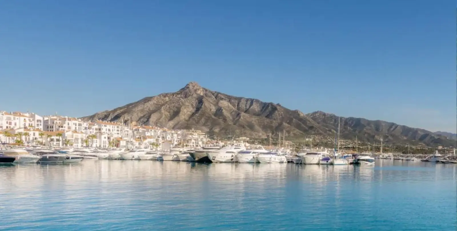 Sale of middle floor apartment in Puerto Banús 18