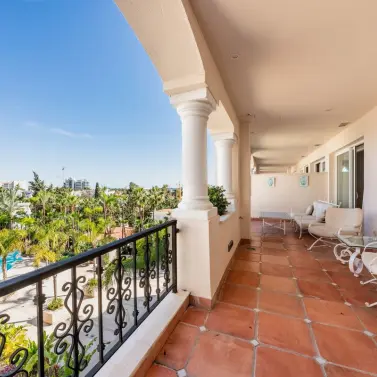Продажа апартаментов на среднем этаже в Marbella