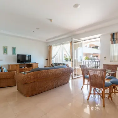 Продажа апартаментов на среднем этаже в Marbella
