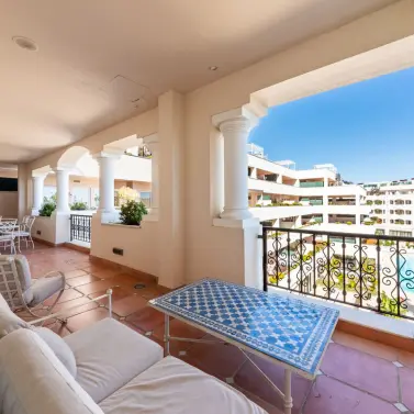 Продажа апартаментов на среднем этаже в Marbella