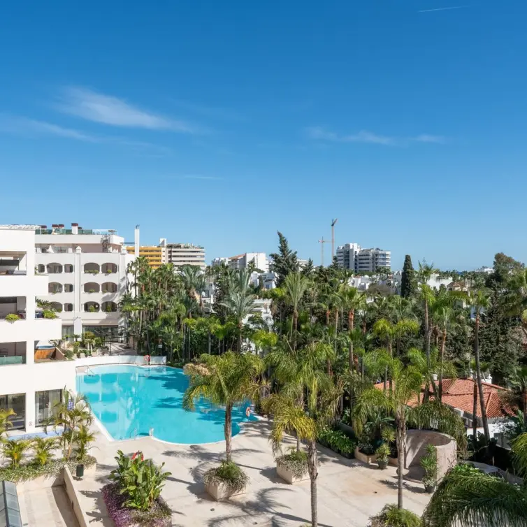 Продажа апартаментов на среднем этаже в Marbella