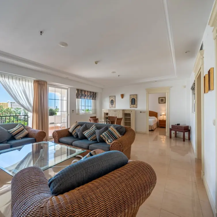 Продажа апартаментов на среднем этаже в Marbella