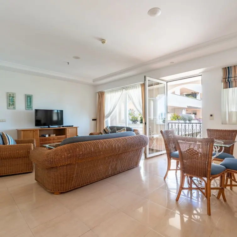 Продажа апартаментов на среднем этаже в Marbella