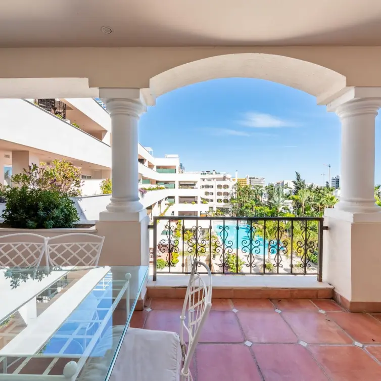 Продажа апартаментов на среднем этаже в Marbella