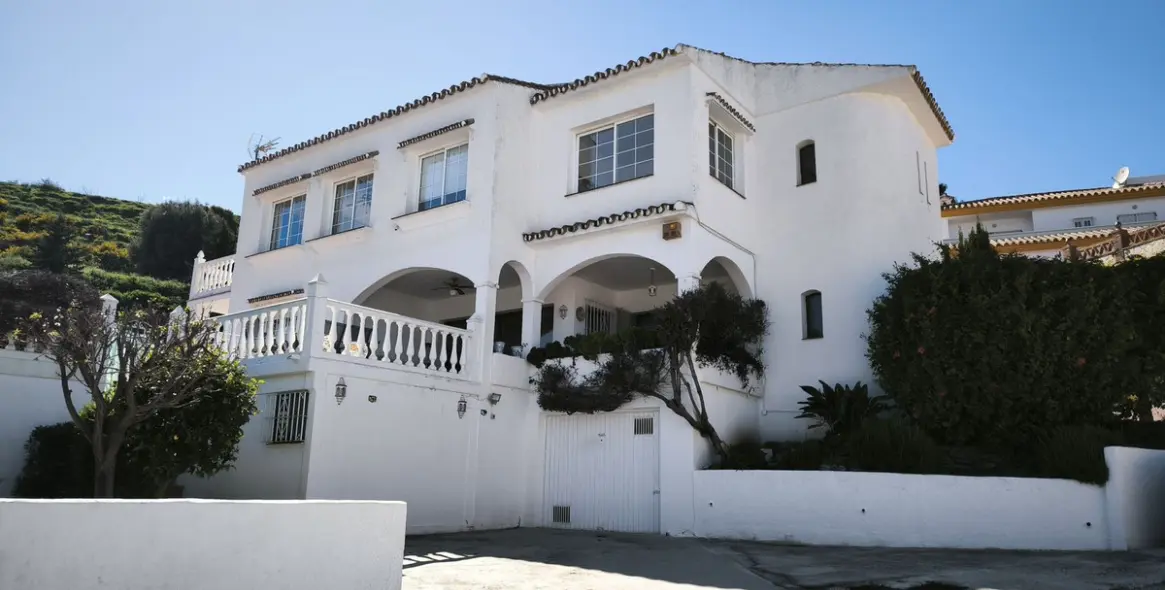 Sale of detached villa in Cerros del Aguila 1