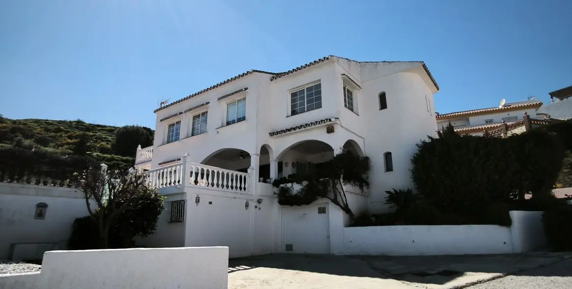 Sale of detached villa in Cerros del Aguila 2