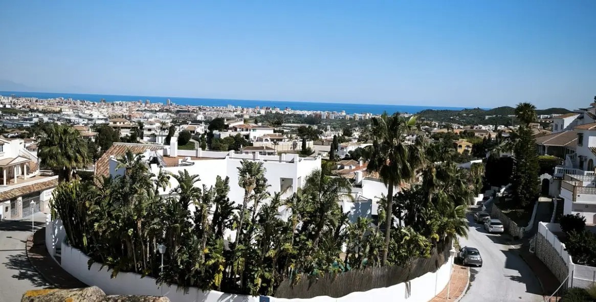 Sale of detached villa in Cerros del Aguila 42