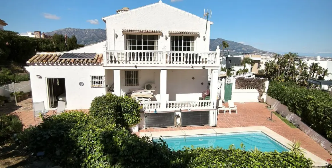 Sale of detached villa in Cerros del Aguila 46