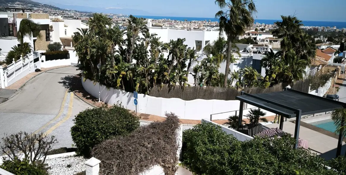 Sale of detached villa in Cerros del Aguila 49