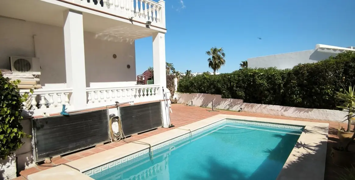 Sale of detached villa in Cerros del Aguila 50