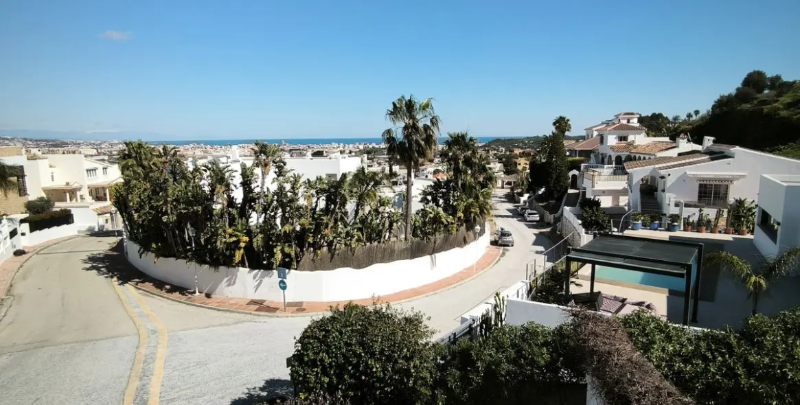 Sale of detached villa in Cerros del Aguila 58