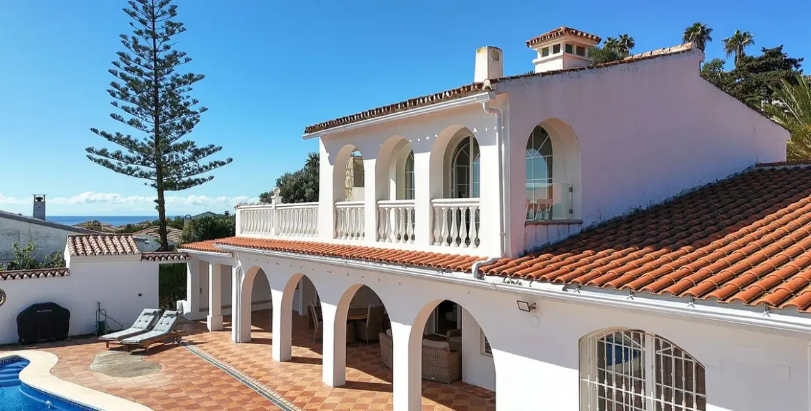 Sale of detached villa in Estepona 1