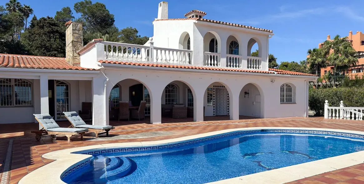 Sale of detached villa in Estepona 2